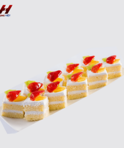 Bánh caphuchino phủ hoa quả
