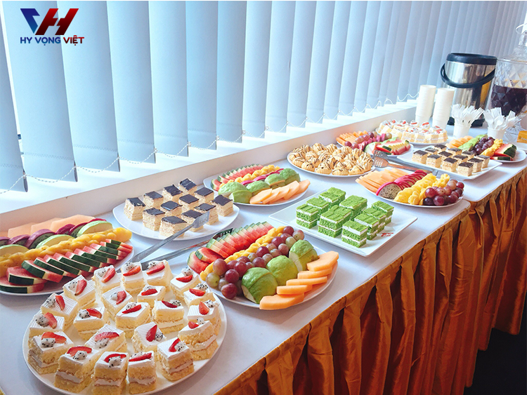 KHÔNG GIAN TIỆM BÁNH NGỌT ĐÔNG KHÁCH THƯỞNG THỨC BUFFET