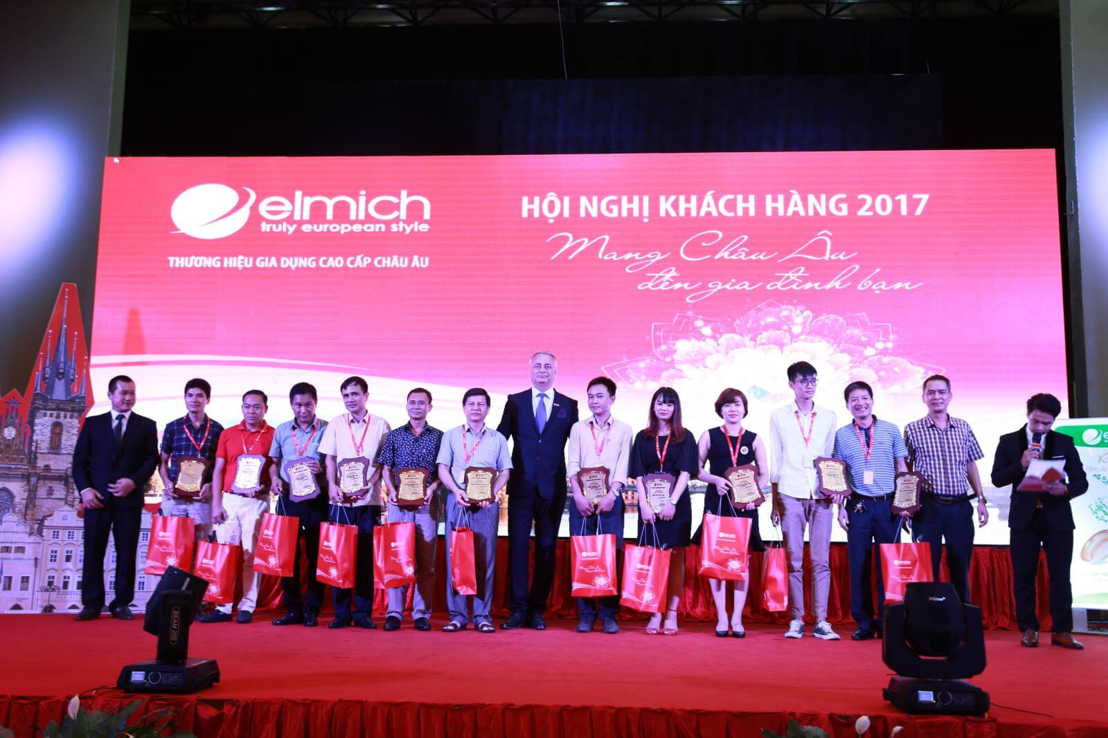 Top 5 ý tưởng tổ chức hội nghị khách hàng cuốn hút