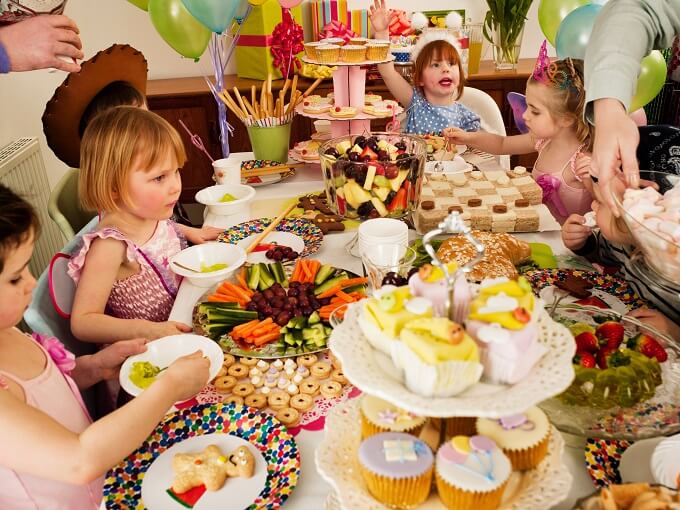Nên lựa chọn tổ chức sinh nhật cho bé tại nhà hay tại nhà hàng